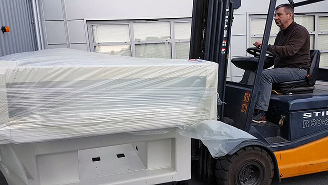 Autmoat pick&place trafia do strefy montażu.