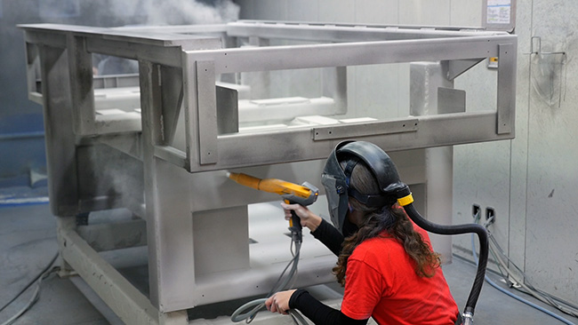 Malowanie to jeden z pierwszych zabiegów na linii montażowej.