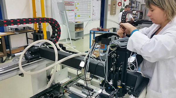 Montaż okablowania automatu pick&place - Iineo+