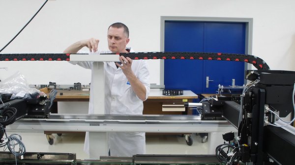 Montaż transportera płytek i magazynków dostarczanych przez automat pick&place - Iineo+